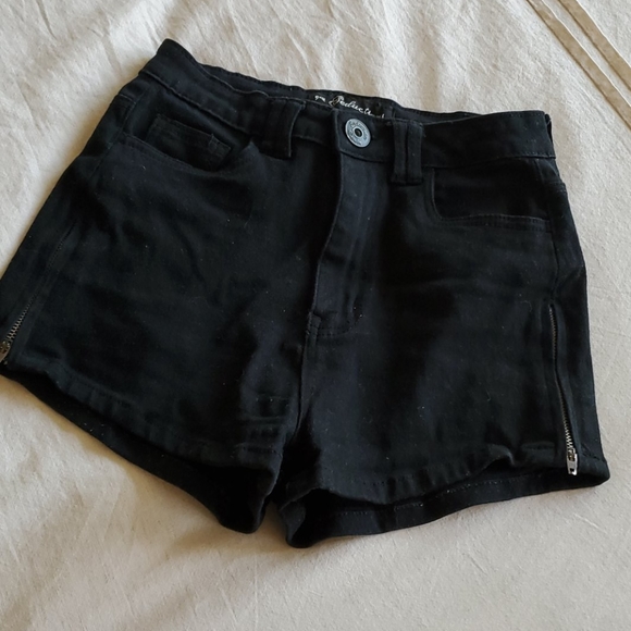 Shorts - Picture 4 of 5